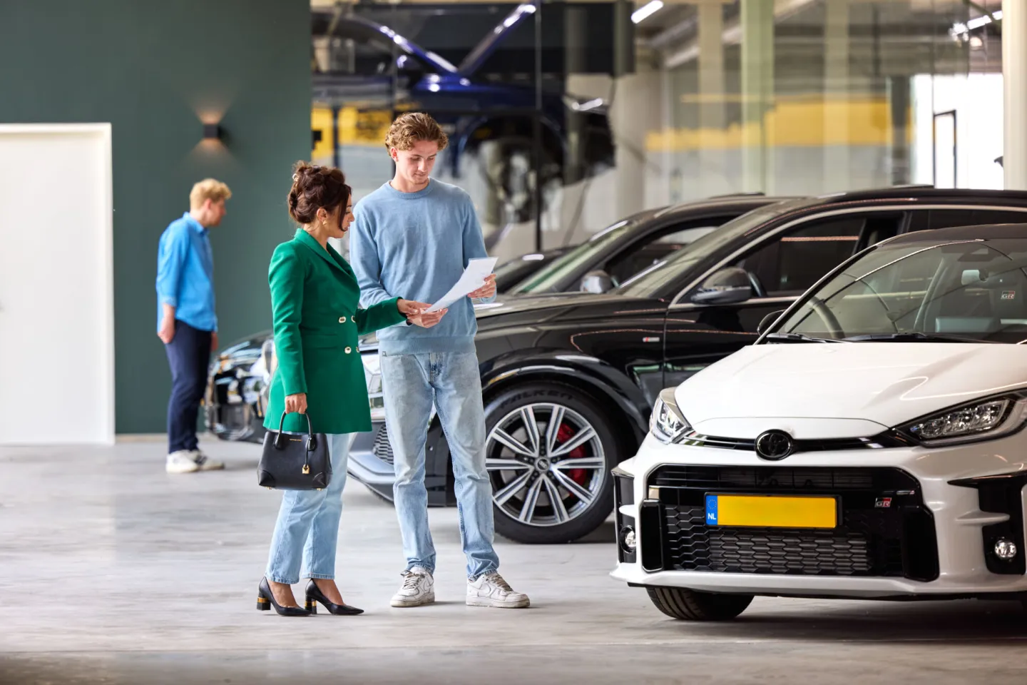 Student Verkoopmanager praat met klant in showroom