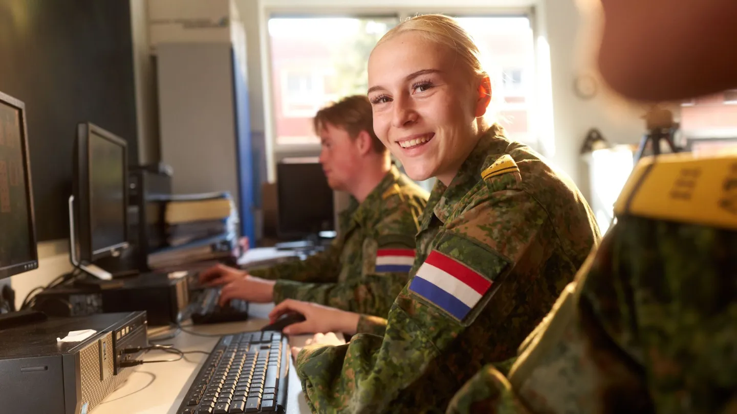 Student VEVA ICT werkt achter laptop