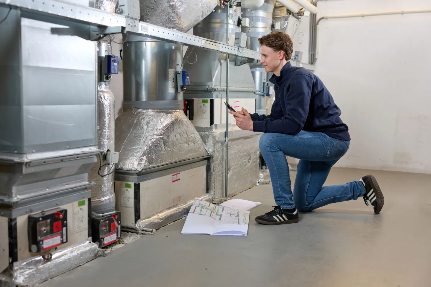 Student voert metingcontrole uit
