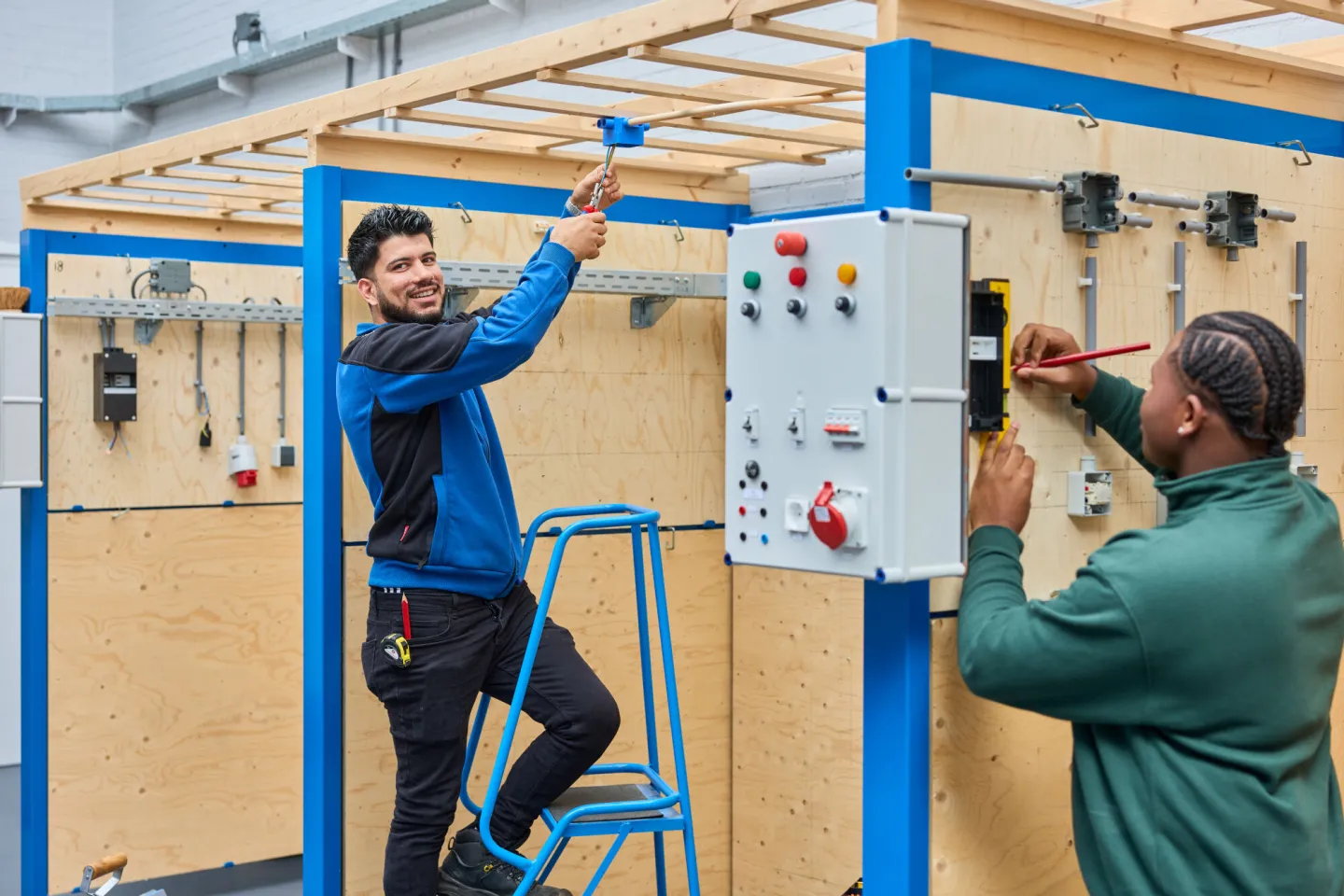 student werkt aan elektro project in praktijklokaal