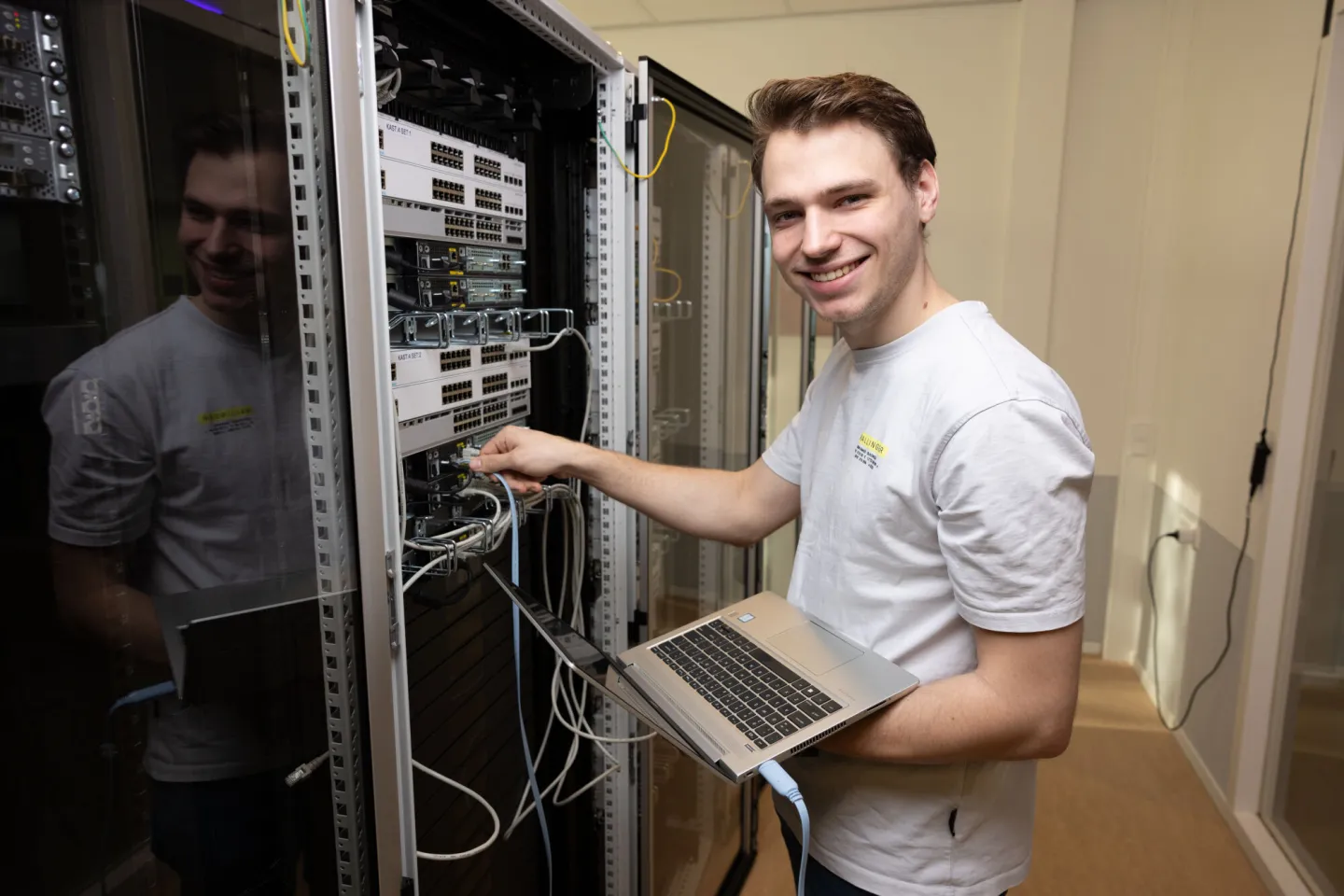 Student werkt bij serverkast