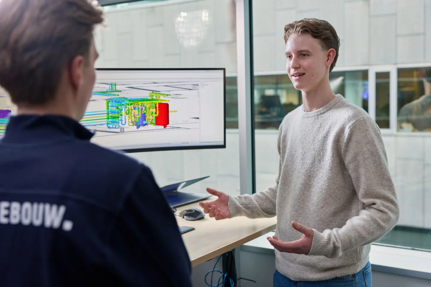 Studenten bespreken technische tekening smart building