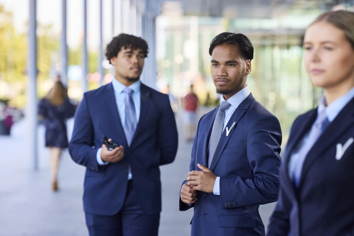 Studenten Beveiliger lopen stage bij bedrijfspand