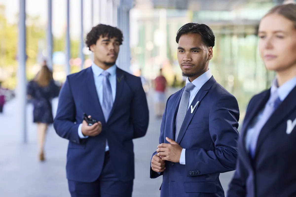 Studenten van de opleiding Beveiliger houden toezicht tijdens een praktijkoefening