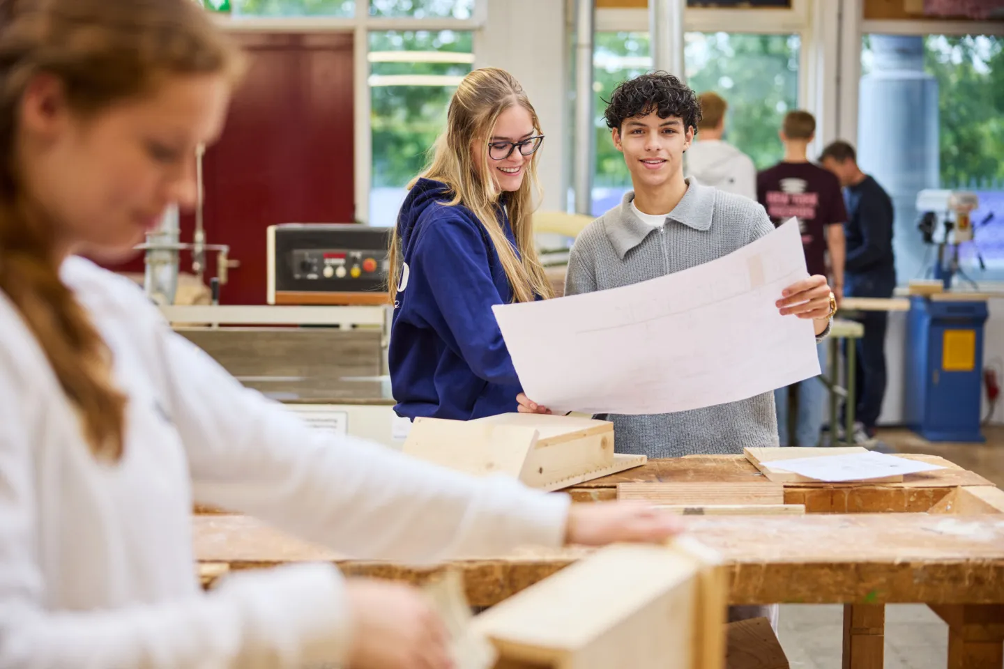 Studenten Bouw bekijken bouwtekening