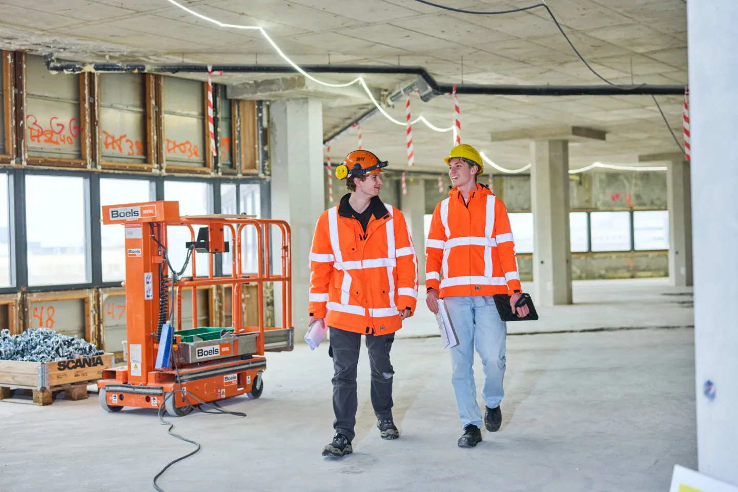 Studenten Bouwkunde op de bouwplaats