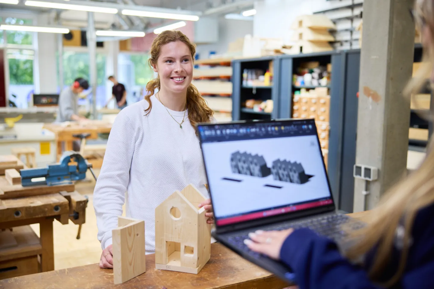 Studenten Bouwkunde praten over 3D bouwmodel