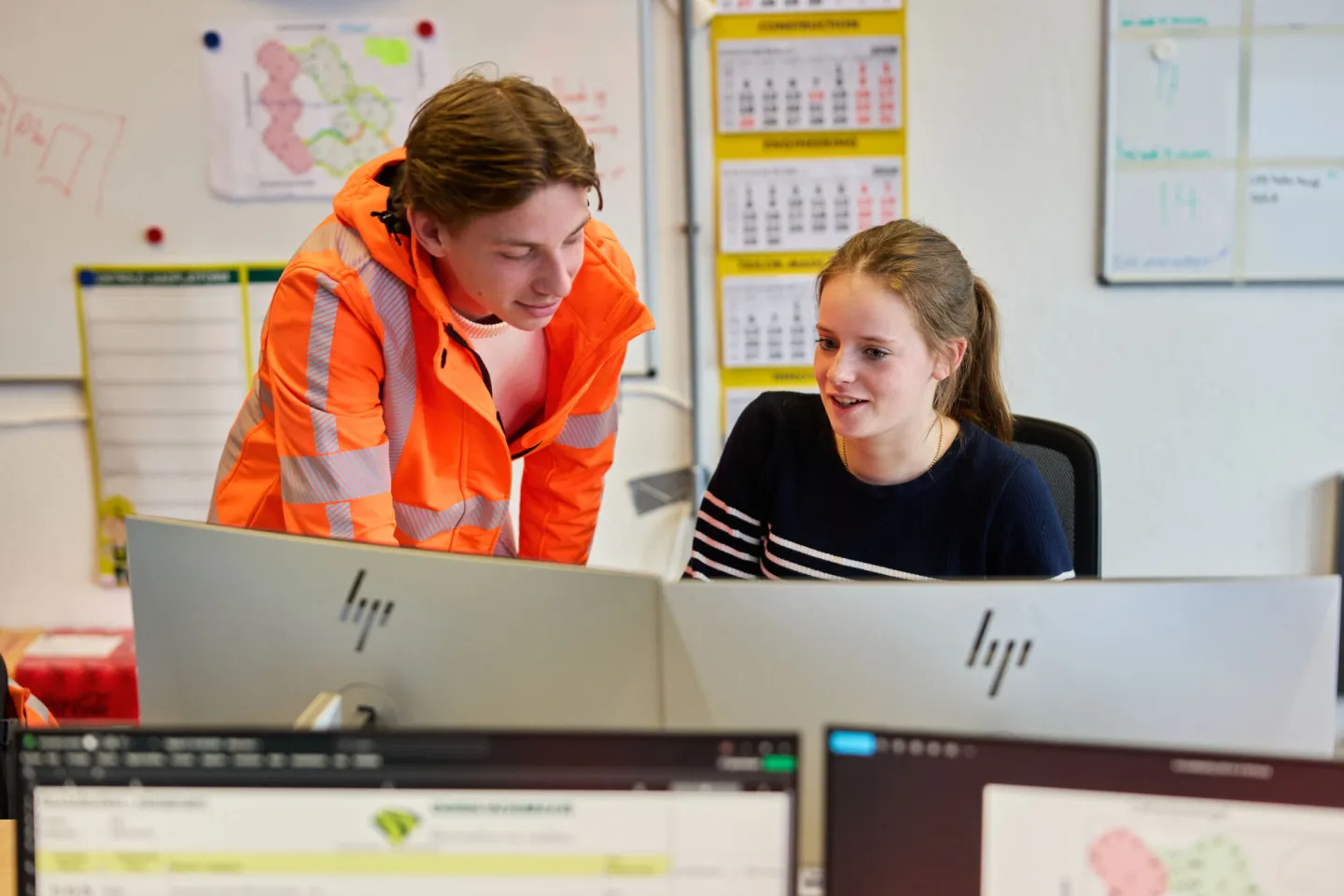 Studenten Bouwkunde werken samen achter computer