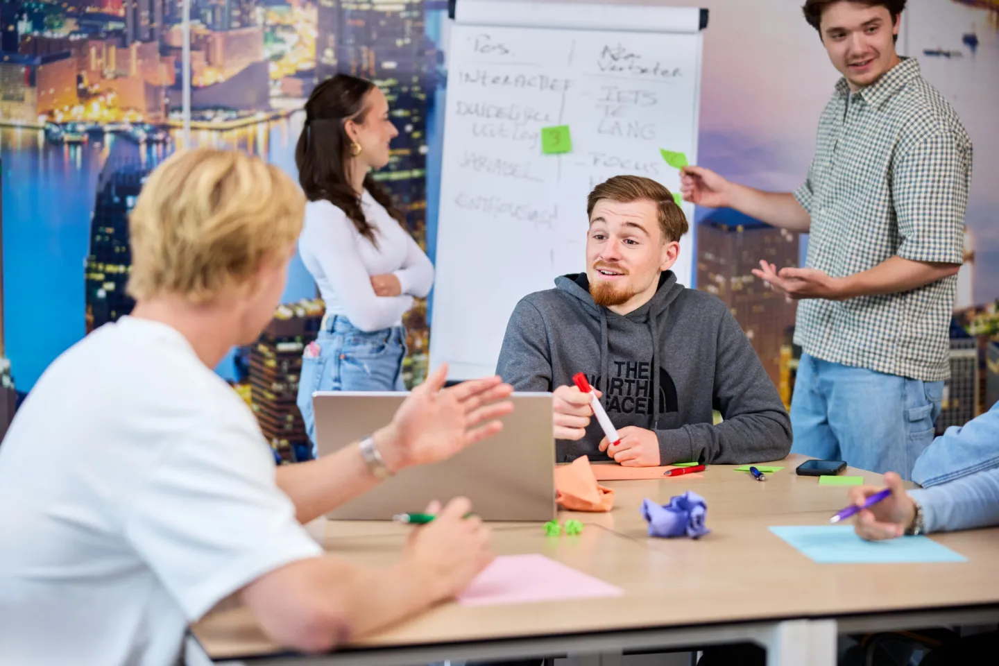 Studenten business houden brainstormsessie