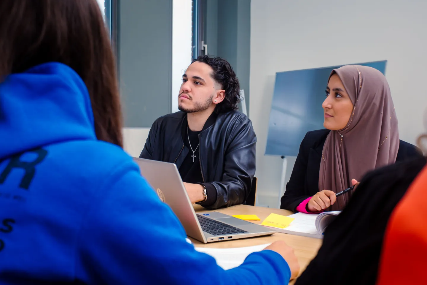 Studenten Business & Administration College hebben les in Utrecht