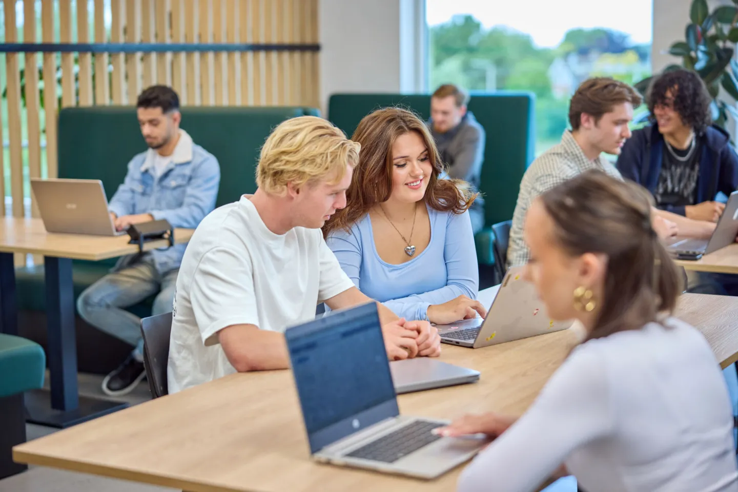 Studenten Business werken samen in schoolhub