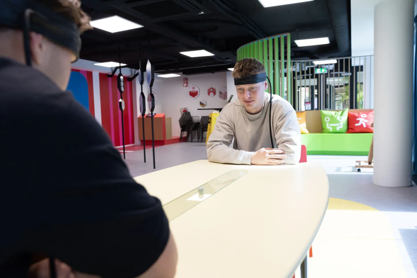 Studenten doen een breinoefening in het Vitaliteitslab