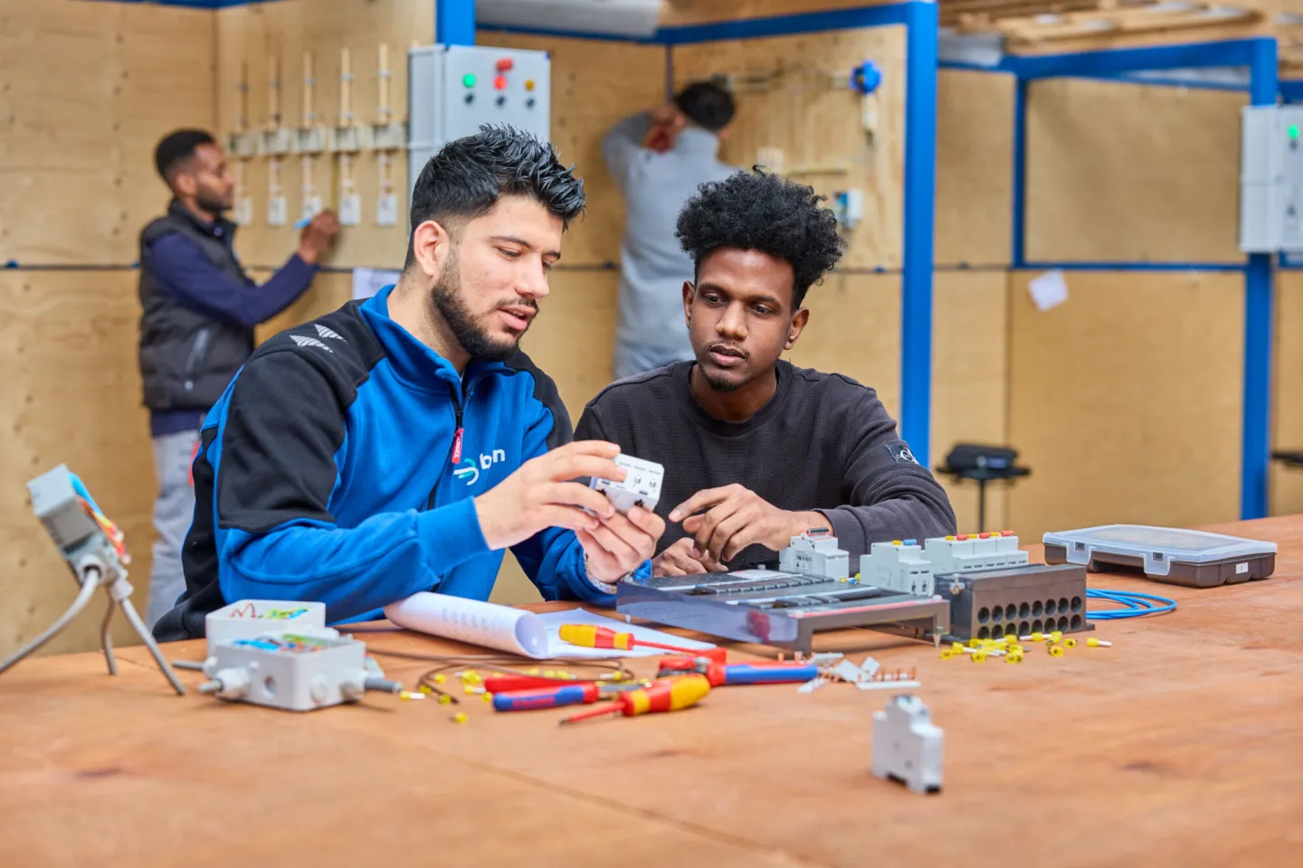 studenten elektrotechniek werken samen