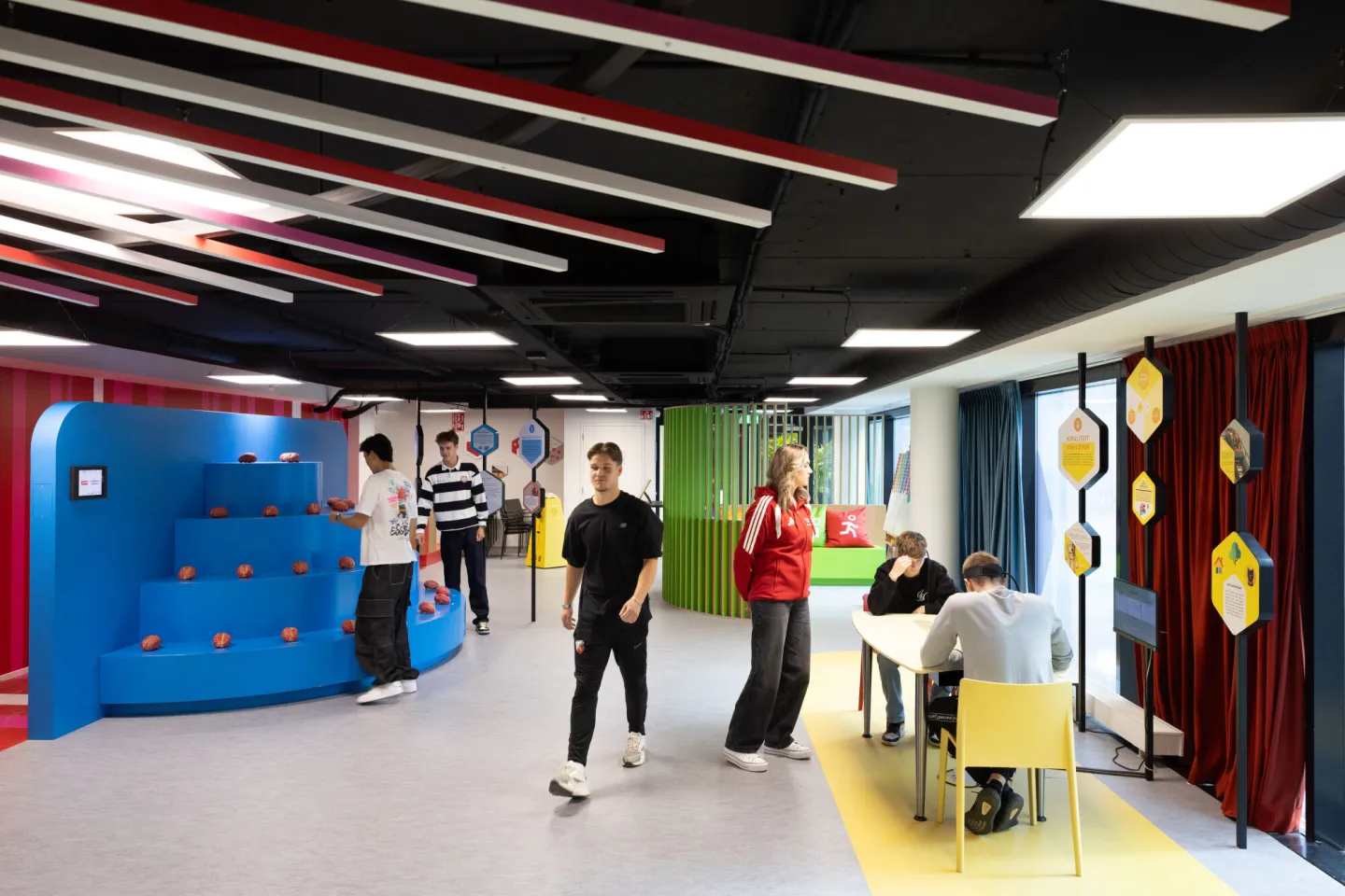 Studenten en docent Sport College in het Vitaliteitslab