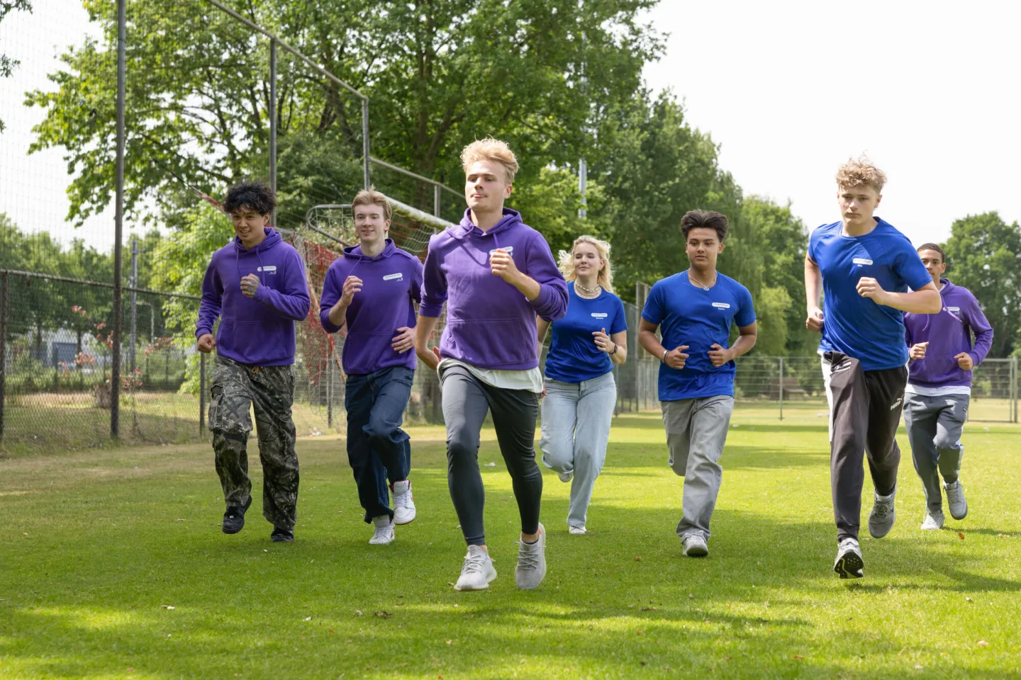 Studenten Flexopleiding Medewerker Sport & Recreatie rennen op sportveld