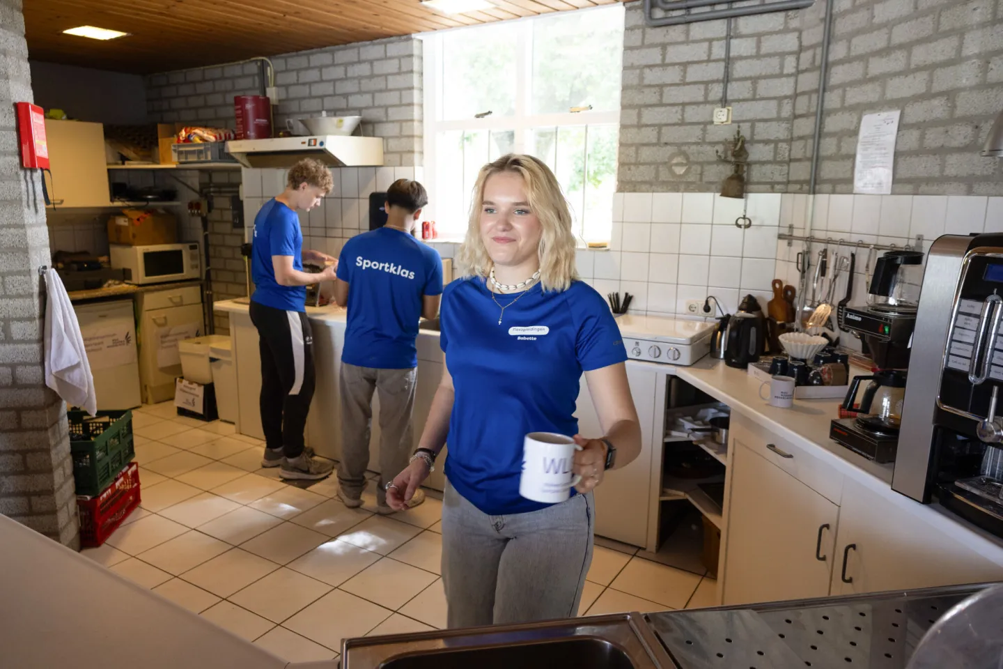 Studenten Flexopleiding Medewerker Sport & Recreatie serveren drankjes