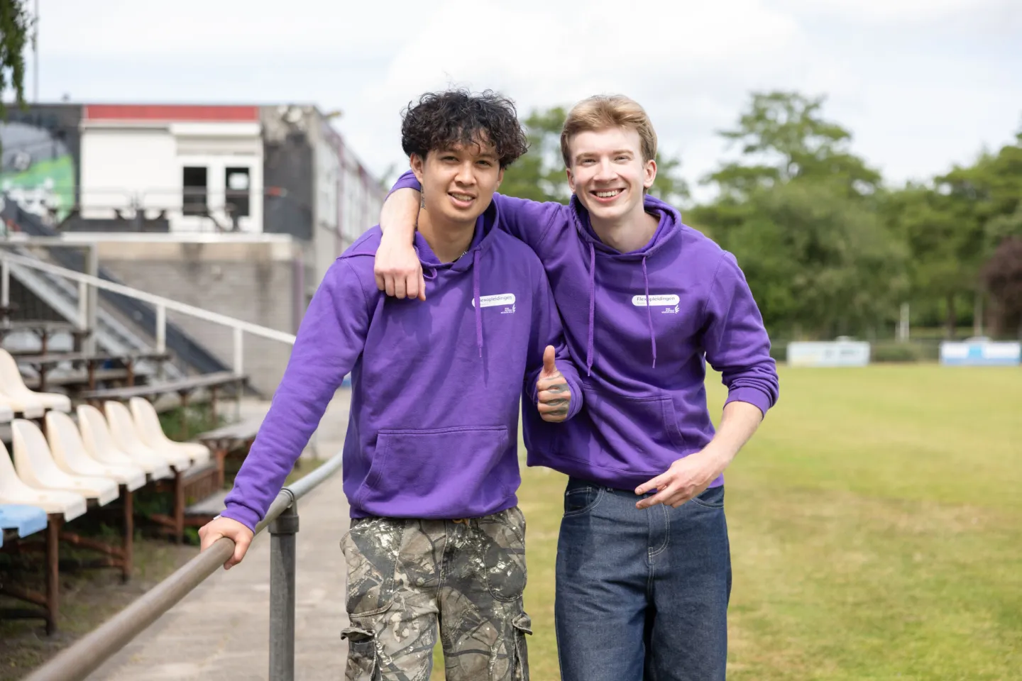 Studenten Flexopleiding Medewerker Sport & Recreatie staan bij sportveld