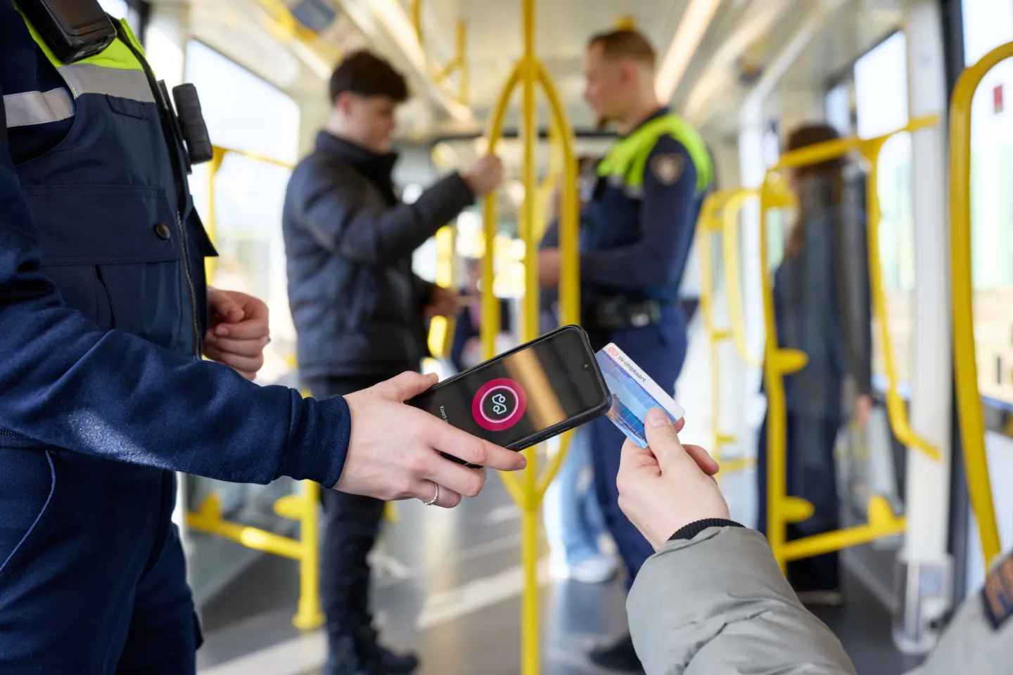 Studenten handhaving in tram met ov-boa