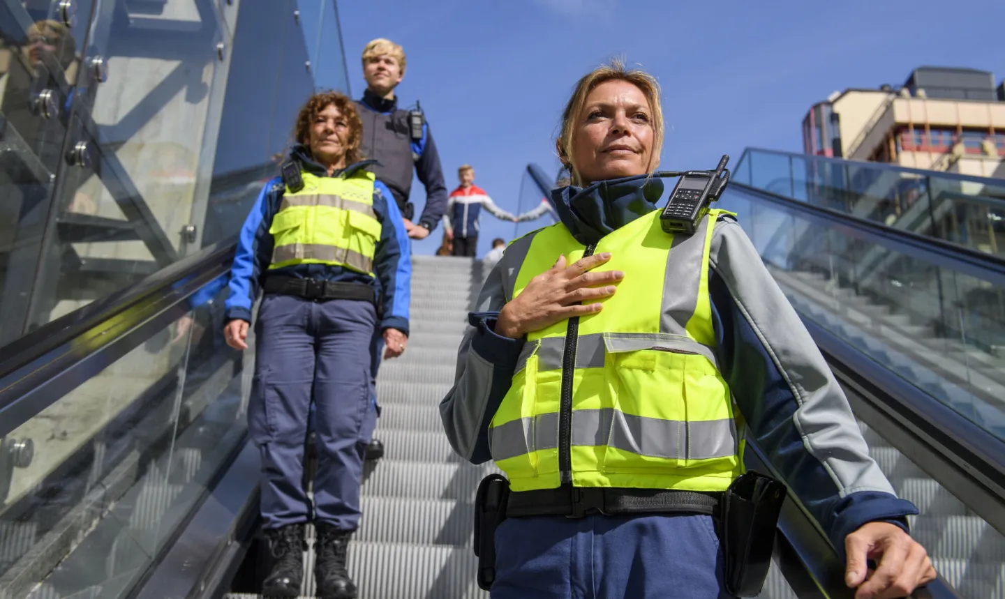 Studenten Handhaver Toezicht & Veiligheid (HTV) lopen stage als boa