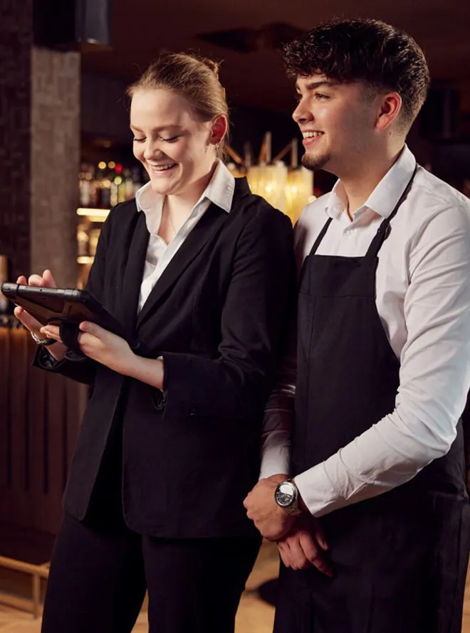 Studenten horeca werken samen met tablet in restaurant