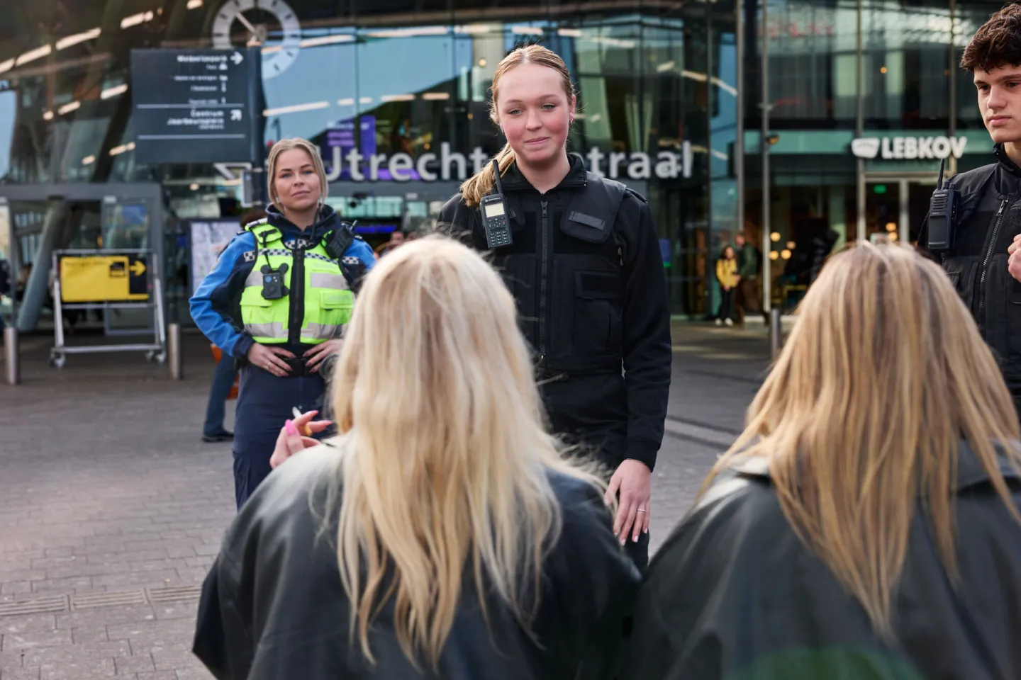 Studenten HTV in gesprek met burgers in stationsgebied