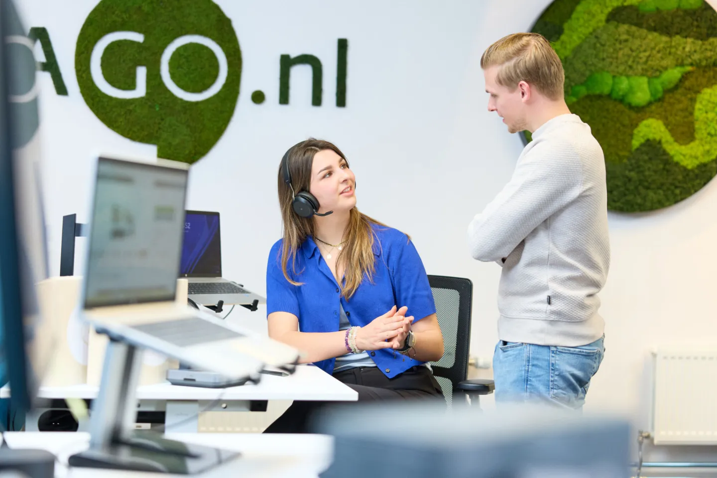 Studenten Junior Accountmanager overleggen op werkplek