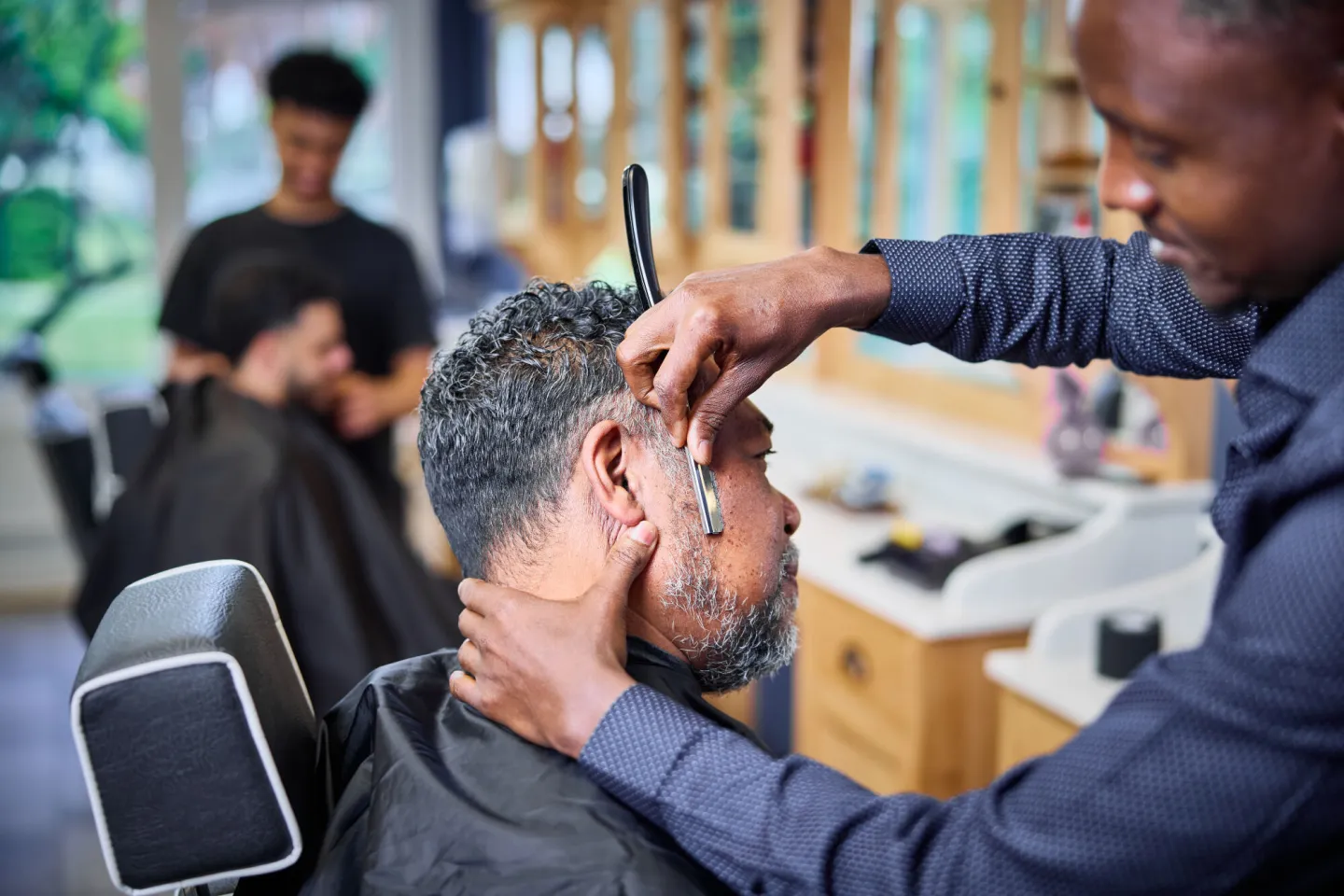 Student Kapper in actie als barbier