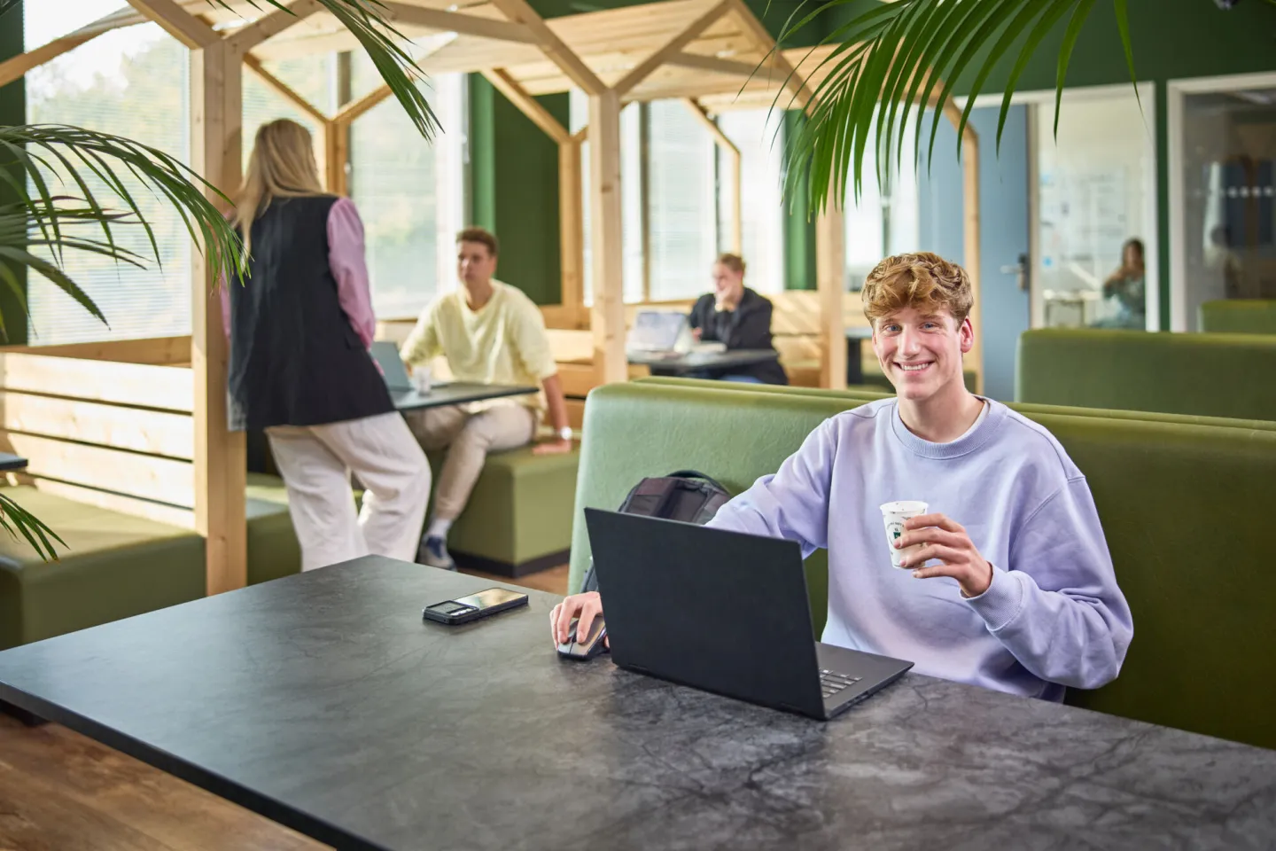 Studenten werken op 3e verdieping locatie Maatweg van Campus Amersfoort