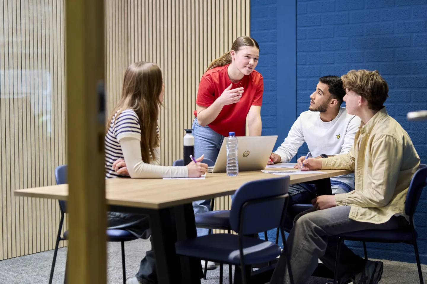 Studenten samen in overleg op school