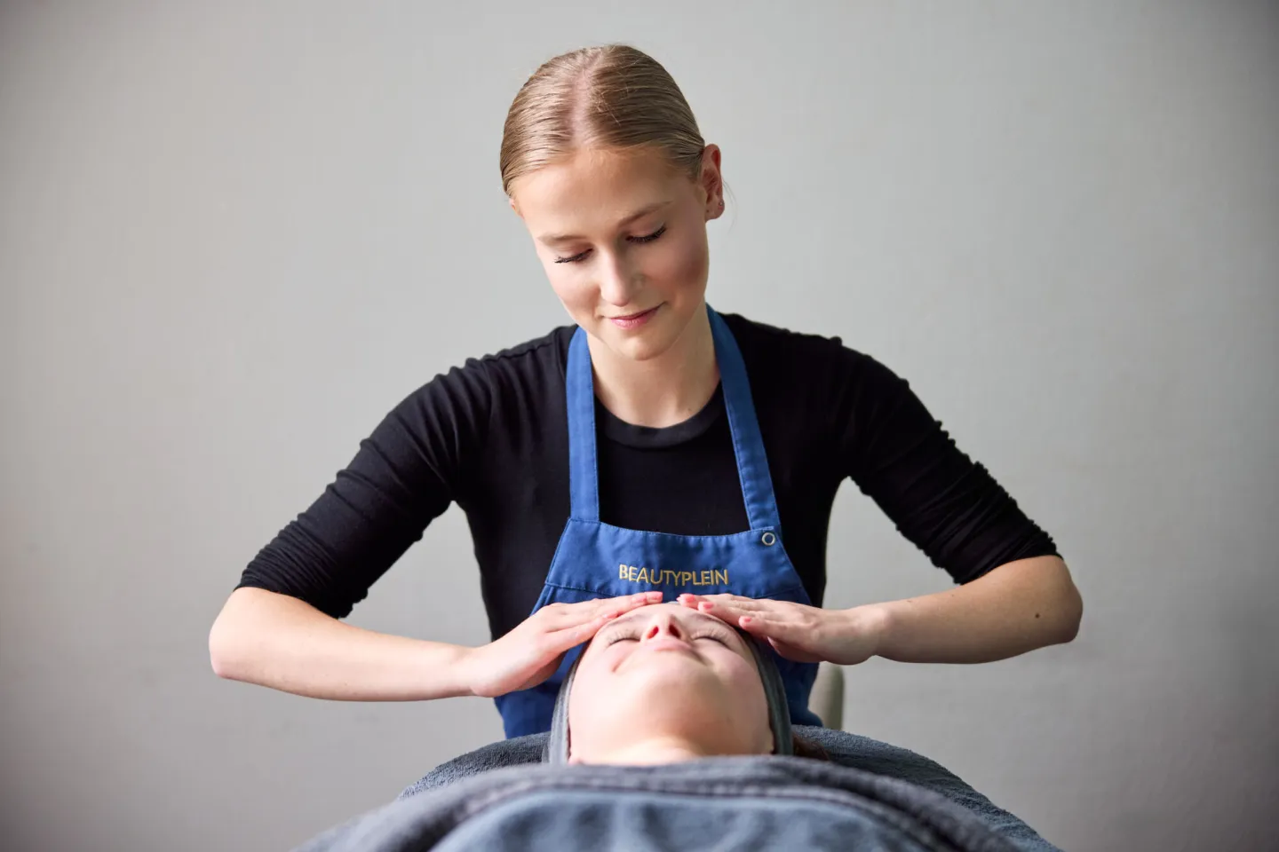 Student Schoonheidsspecialist geeft klant een massage