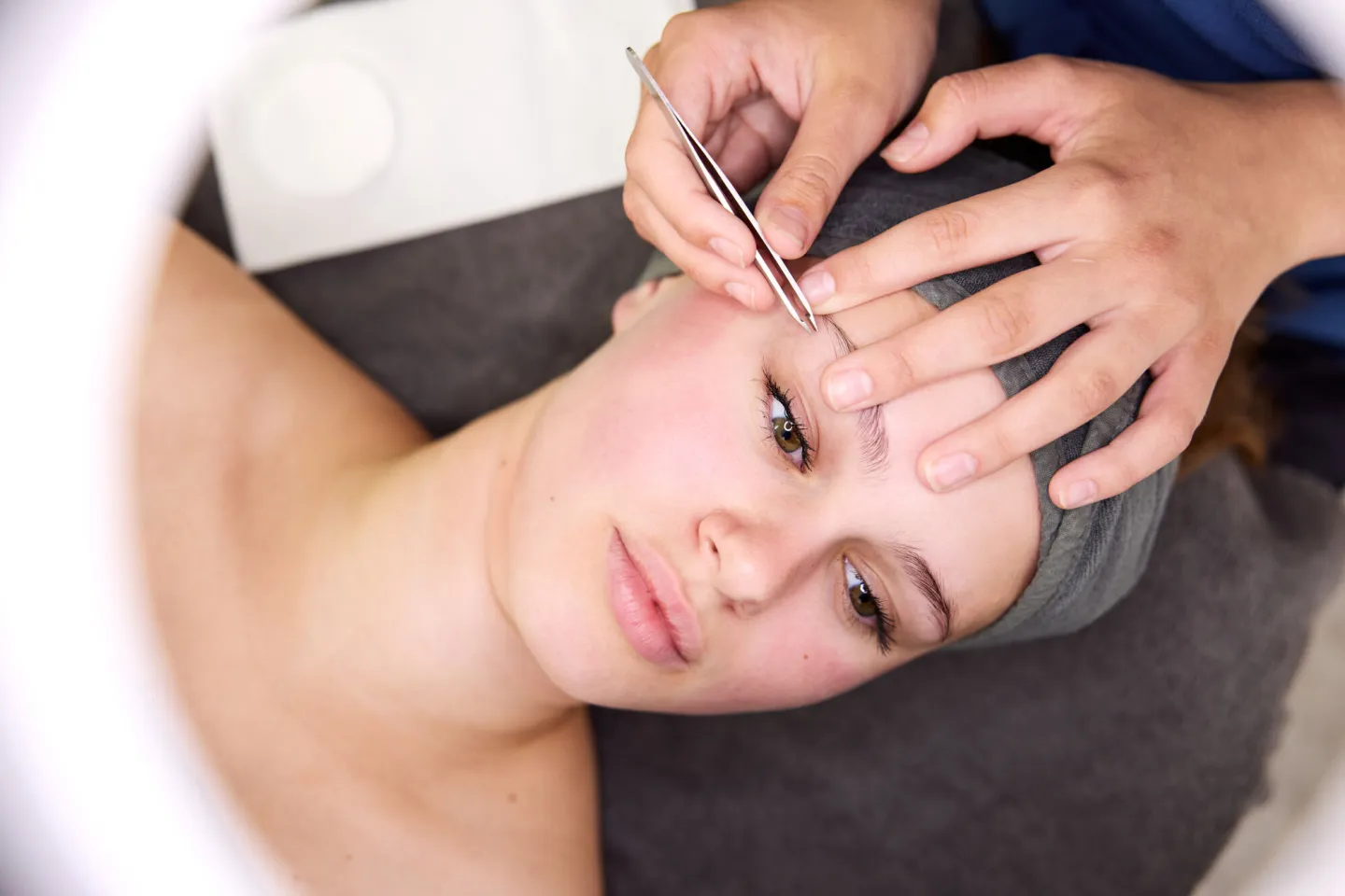 Klant krijgt beautybehandeling van een student Schoonheidsverzorging