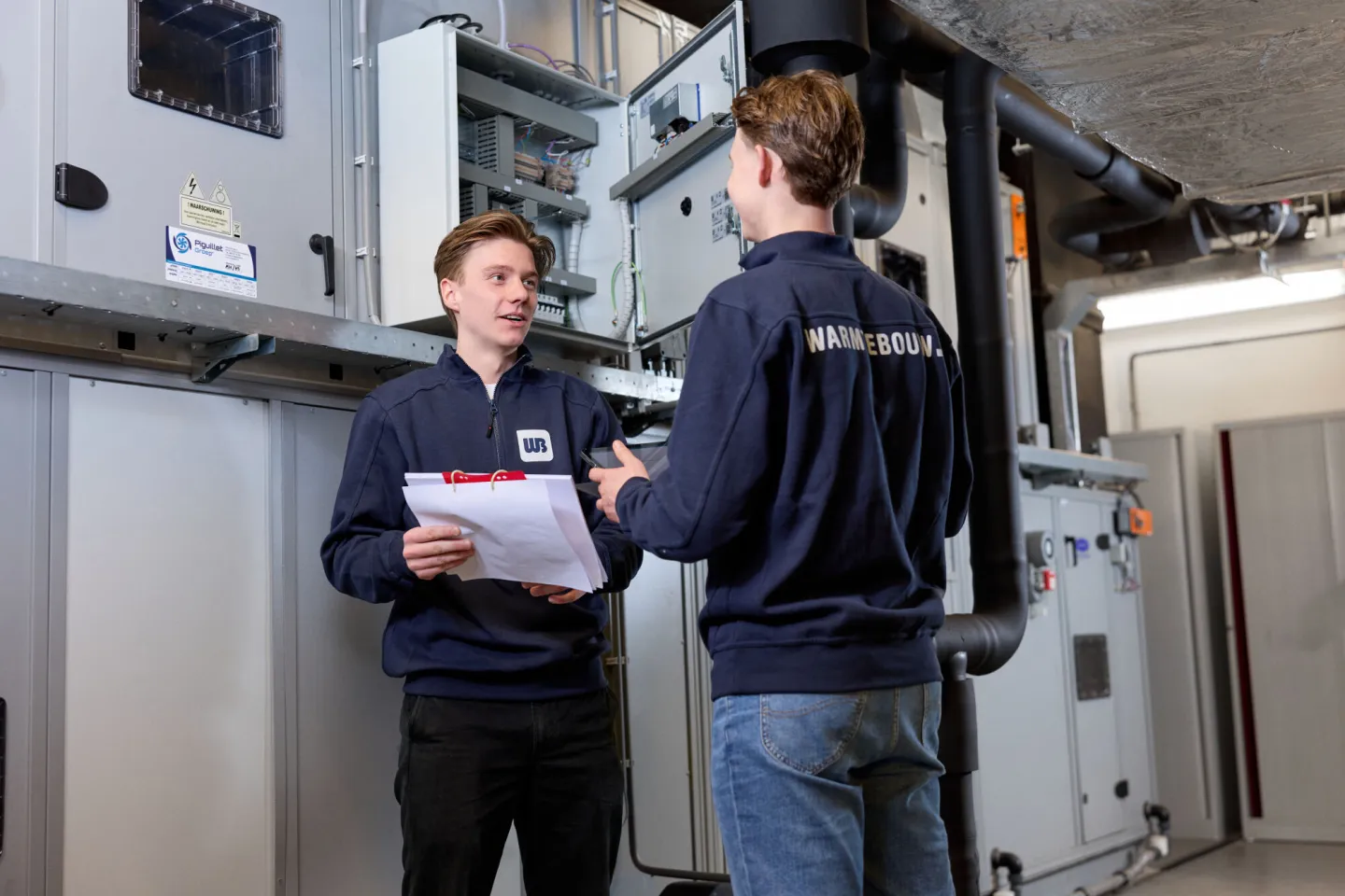 Studenten Smart Building bespreken plannen utiliteit