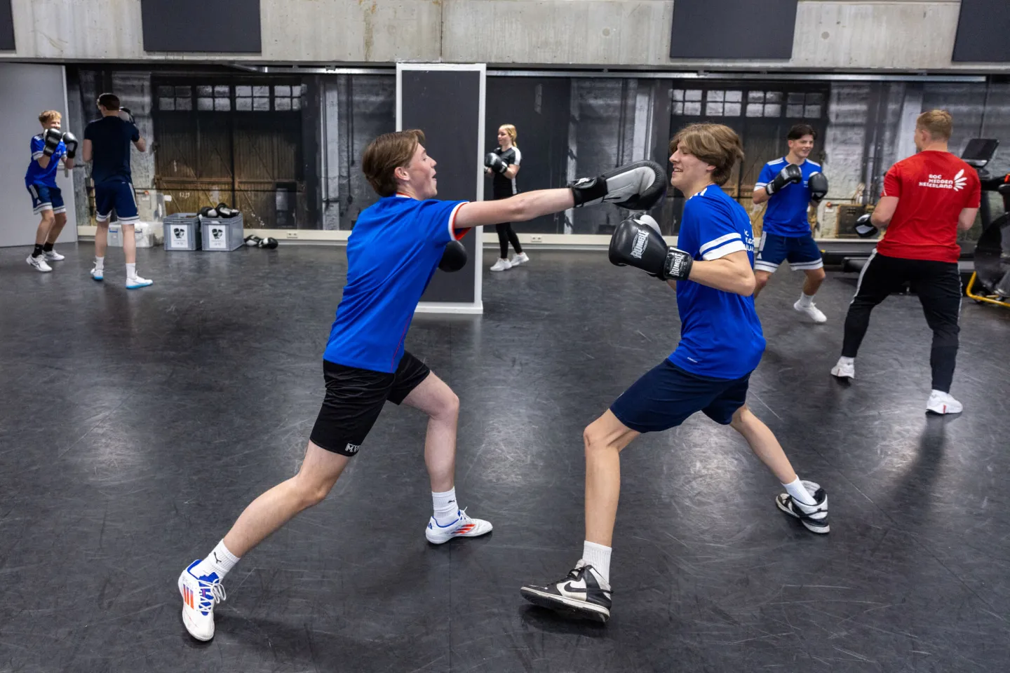 Studenten Sport College boksen tegen elkaar