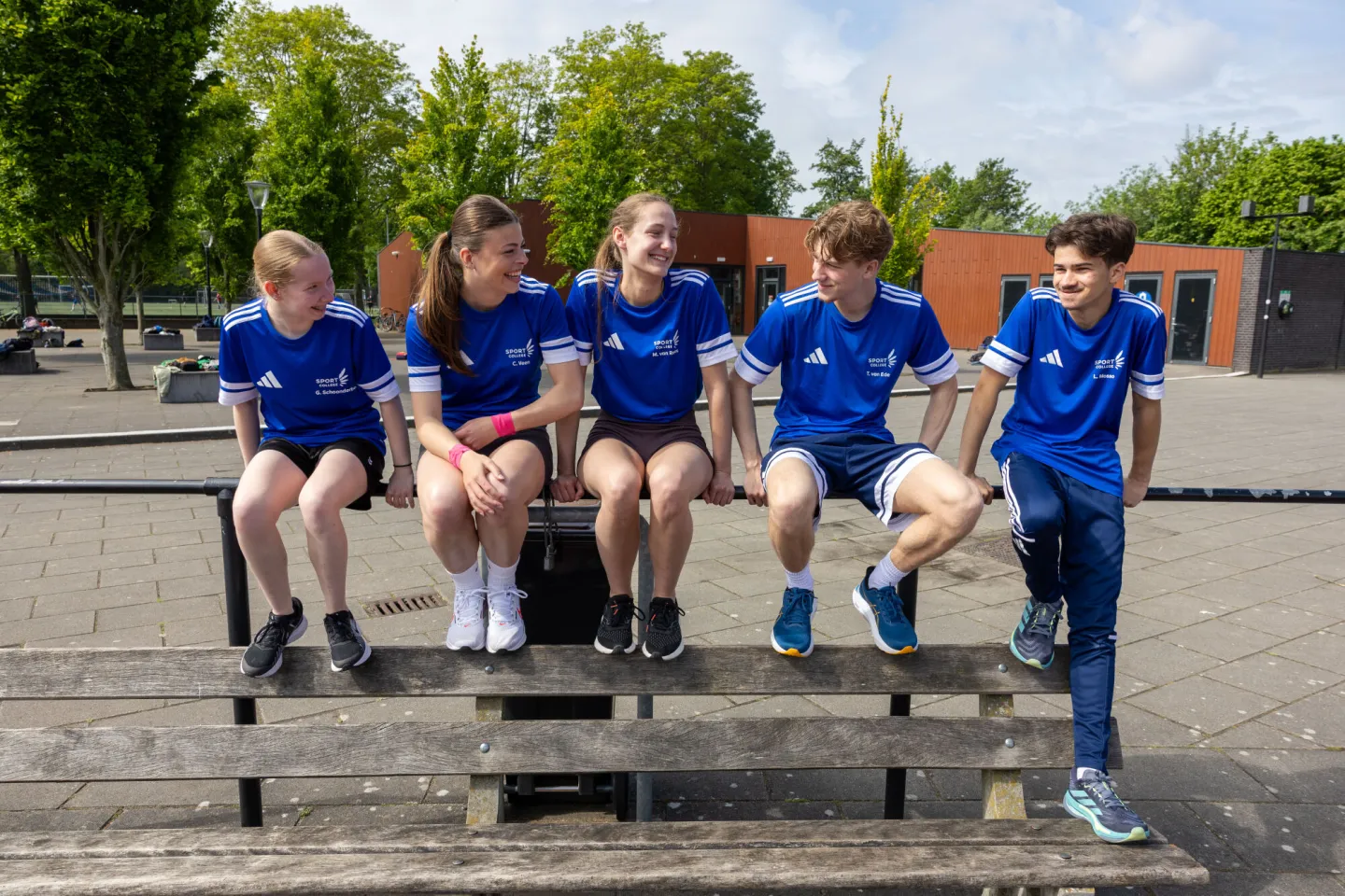 Studenten Sport College hebben plezier bij het sportveld