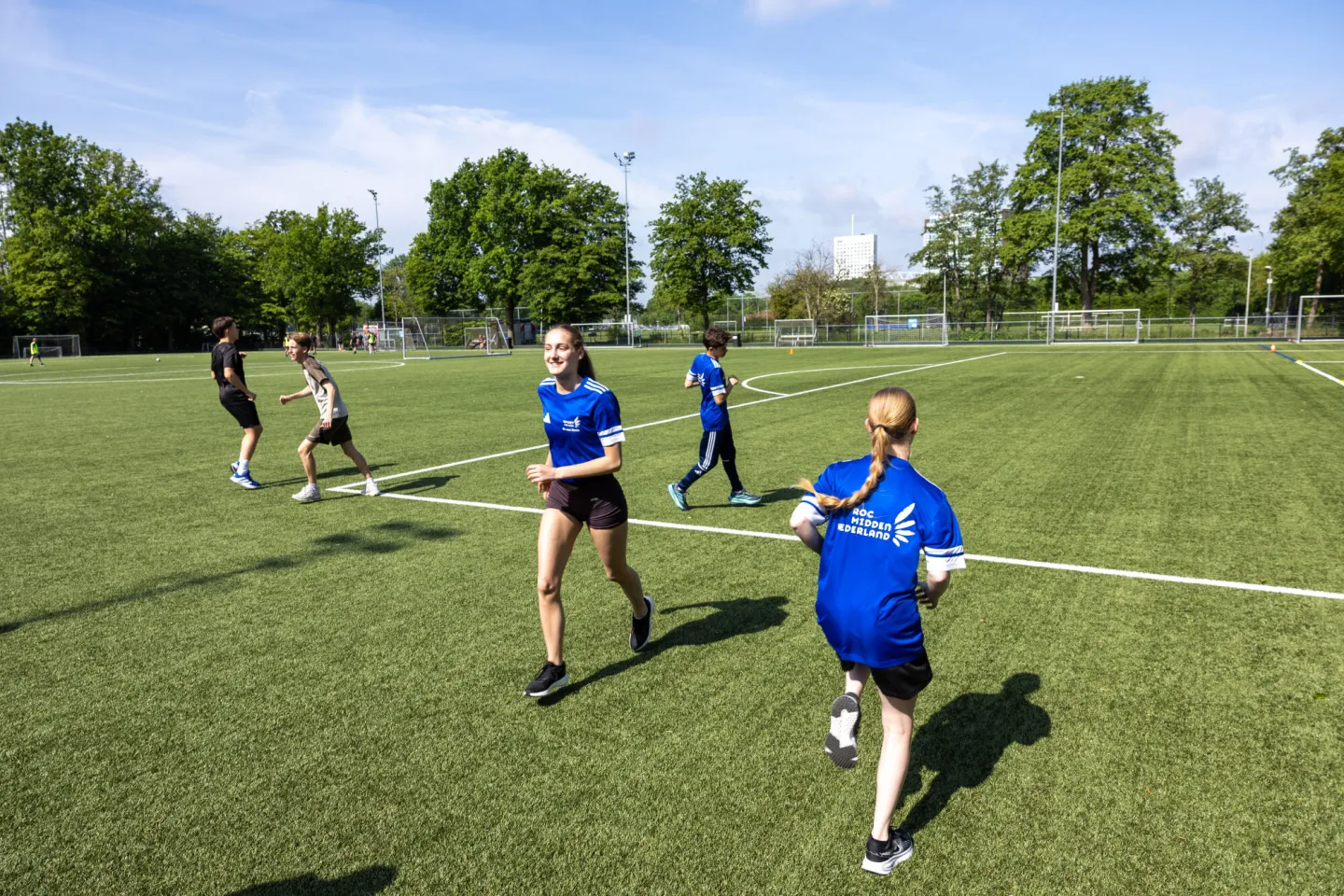 Studenten Sport College rennen op het sportveld