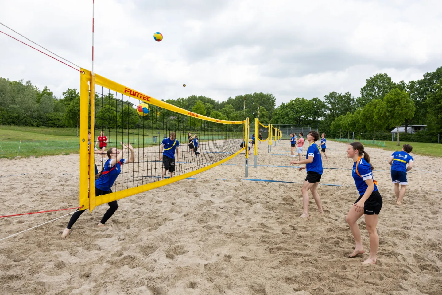 Studenten Sport College Utrecht spelen beachvolleybal