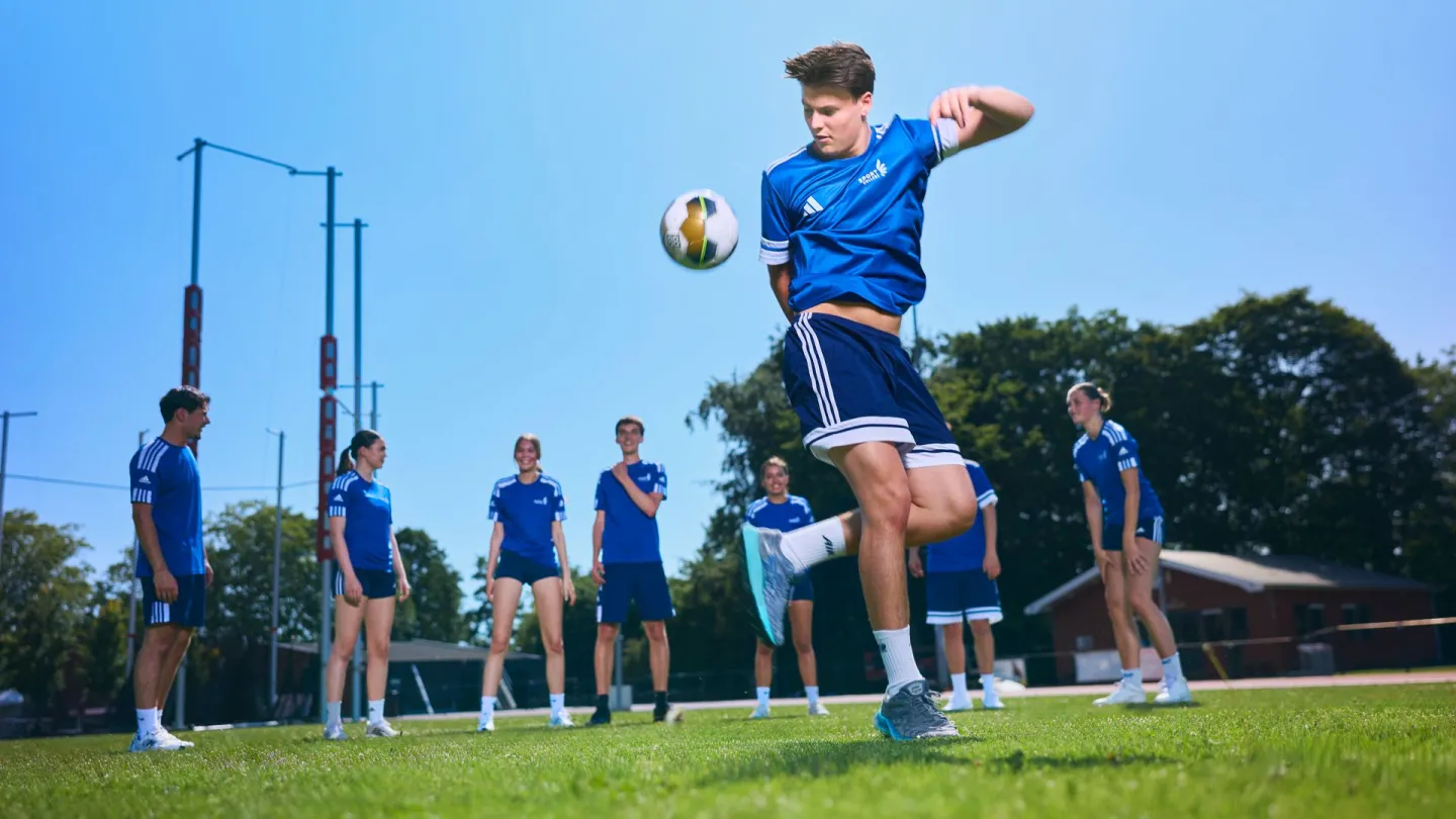 Studenten Sport College voetballen op een buitenveld