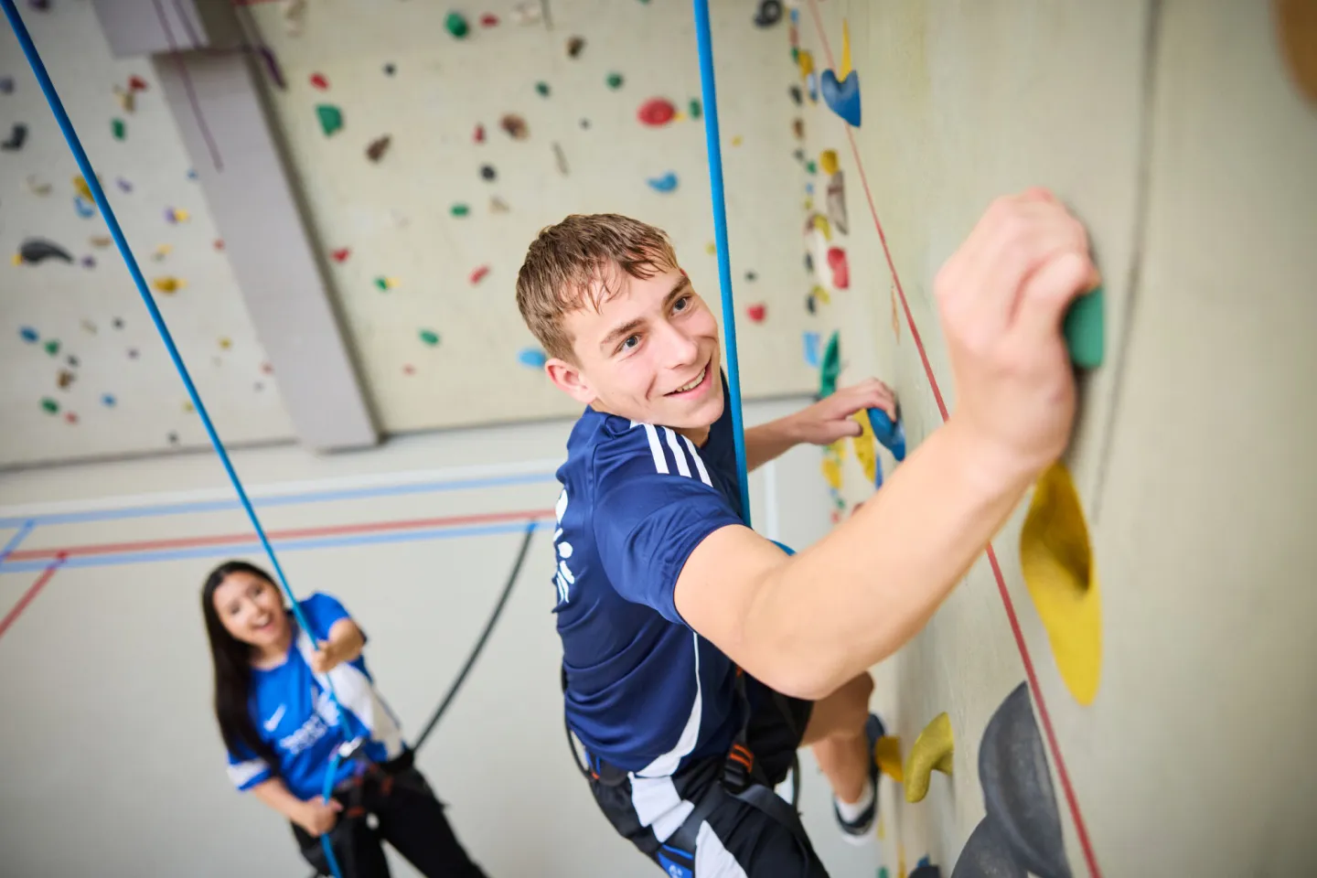 Studenten Sport klimmen aan klimwand
