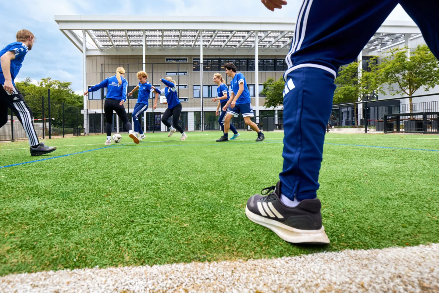 Studenten Sport voetballen buiten op een veld bij Campus Amersfoort