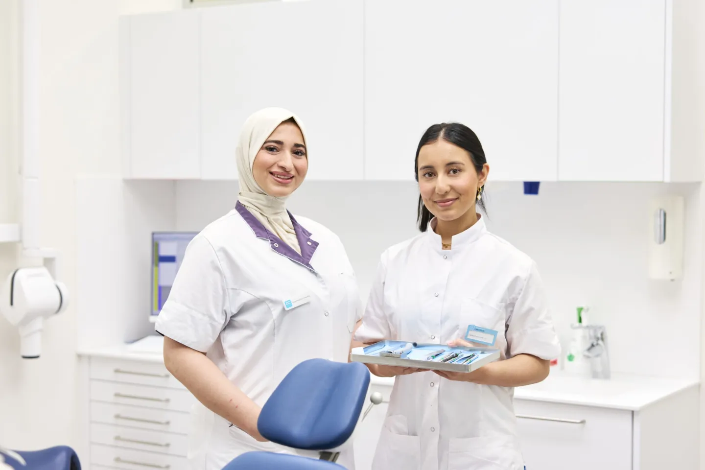 Studenten Tandartsassistent poseren trots op hun stageplek