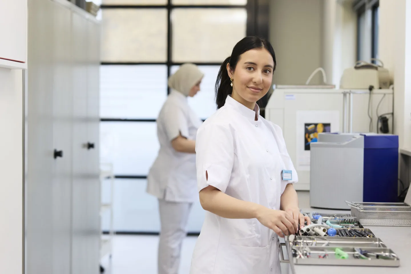 Studenten Tandartsassistent treffen voorbereidingen voor werk