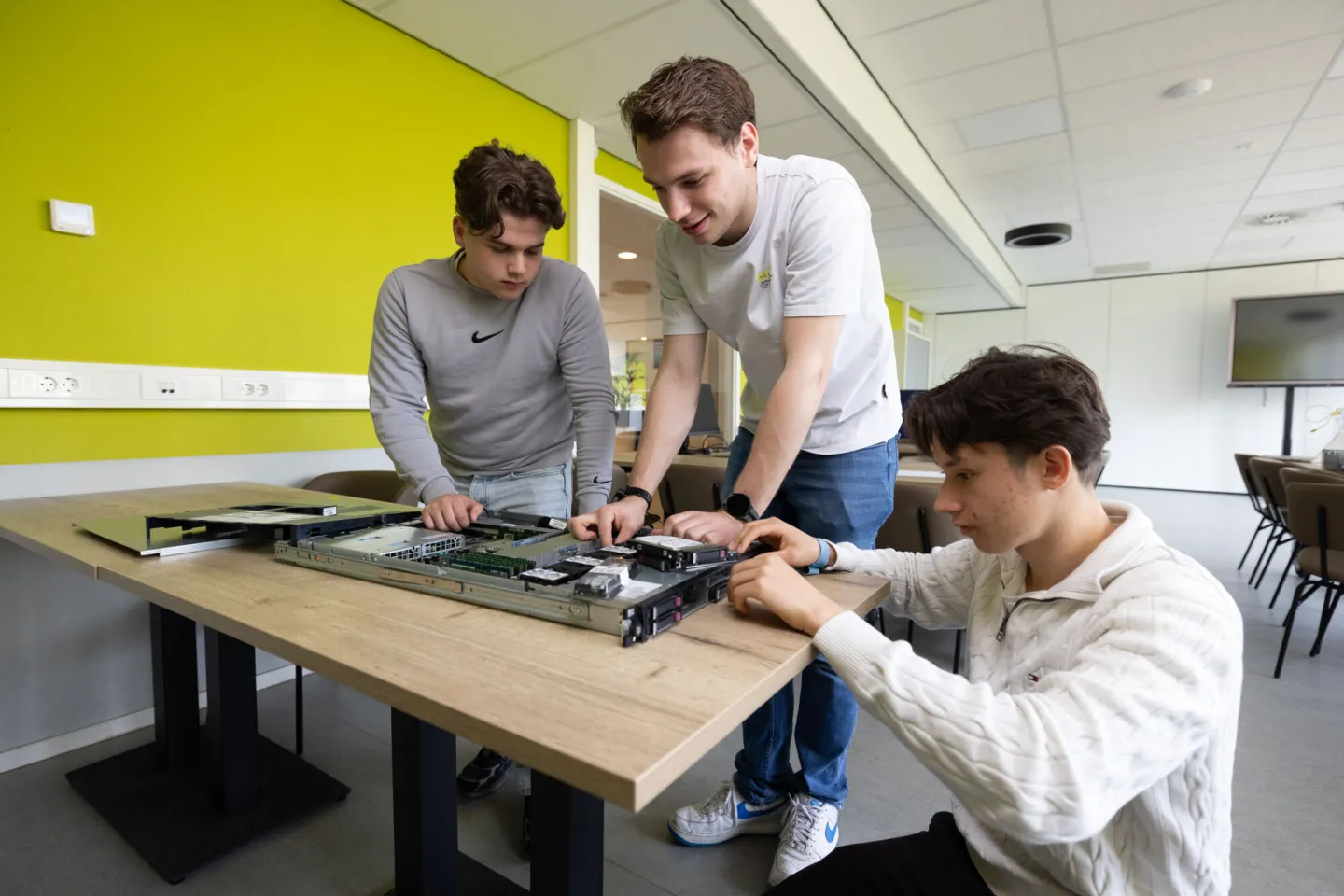 Studenten werken aan hardware