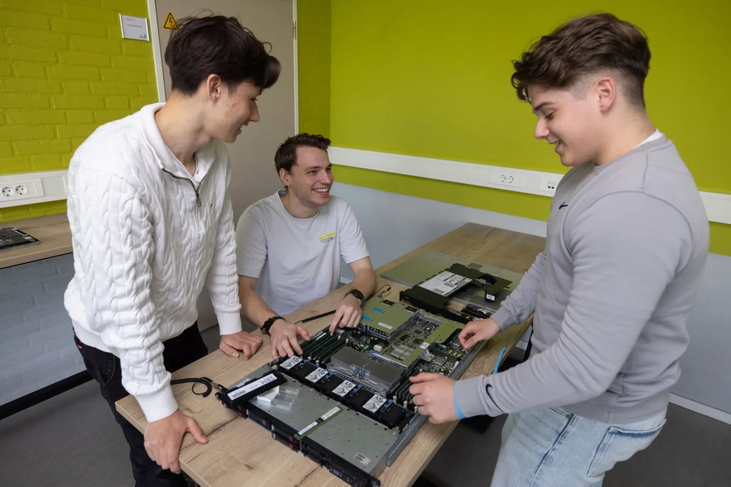 Studenten werken samen aan technologie