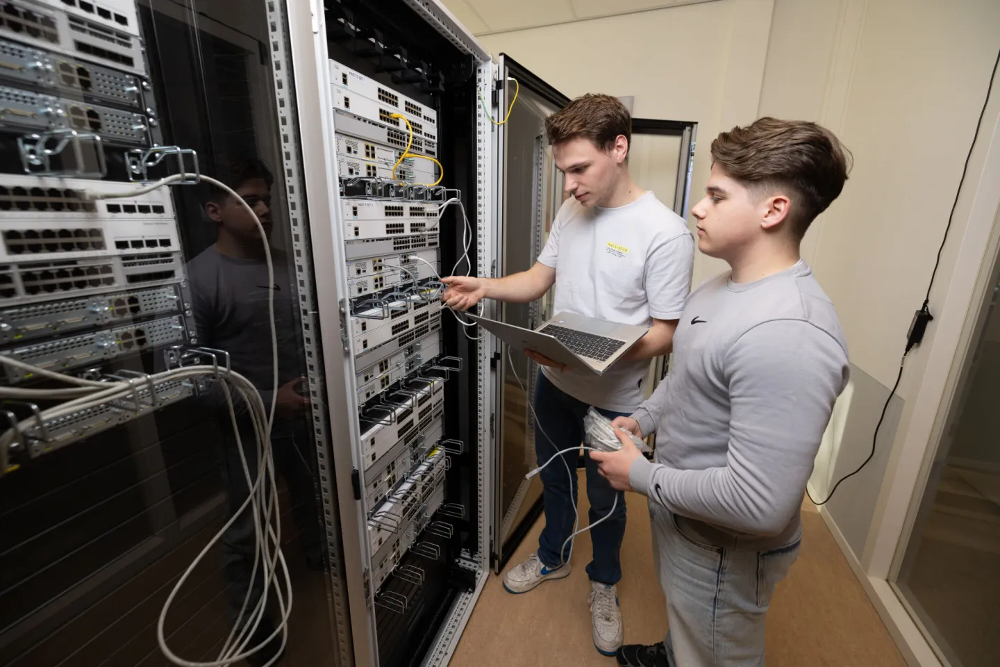 Studenten werken samen bij patchkast