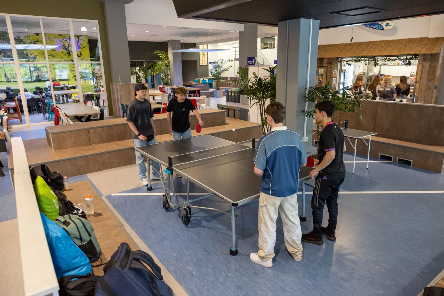 Studenten spelen tafeltennis in de kantine van Sport College Utrecht