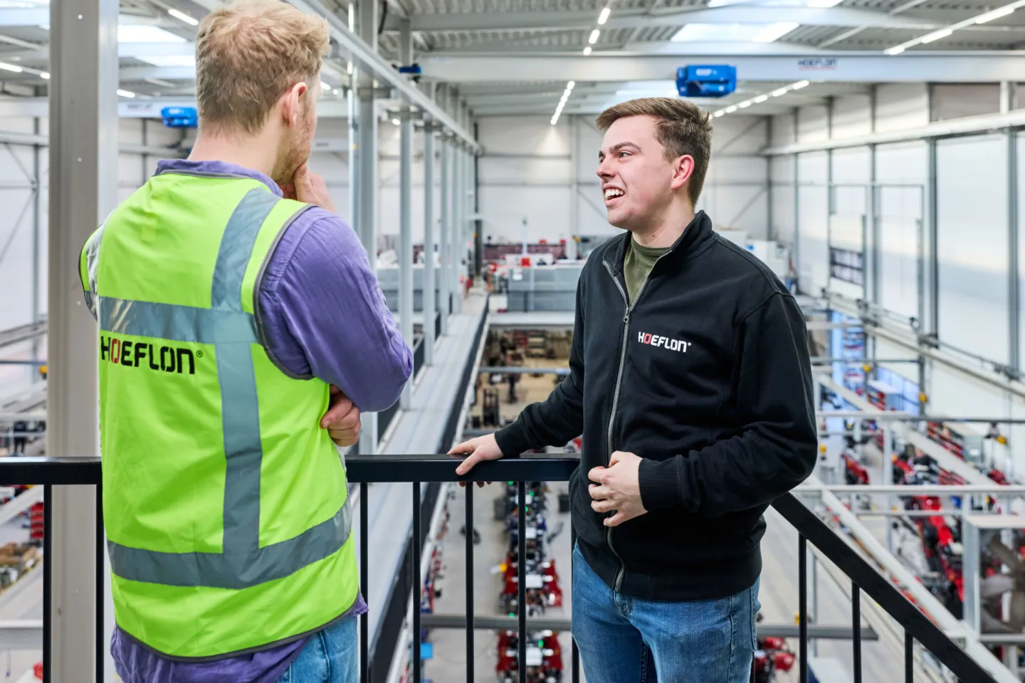 technicus engineering student in gesprek in fabriekshal