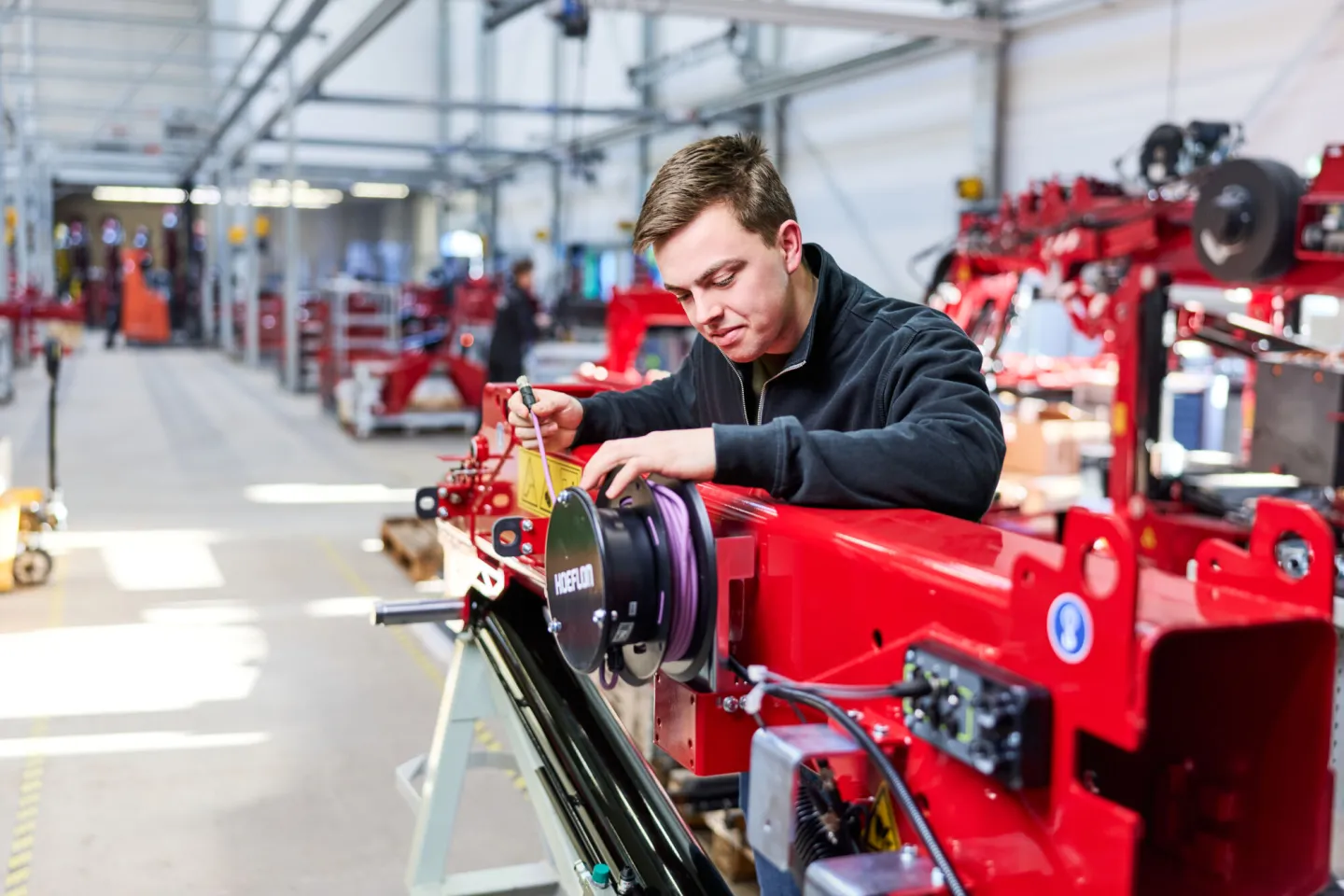 technicus engineering student sleutelt aan machine