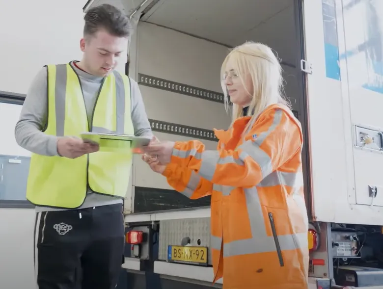 Jongen en meisje staan voor lege vrachtwagen