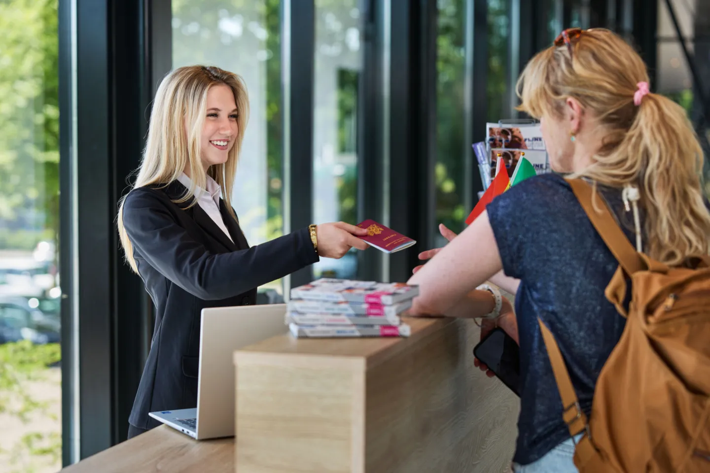 Toerist geeft paspoort af bij balie om in te checken