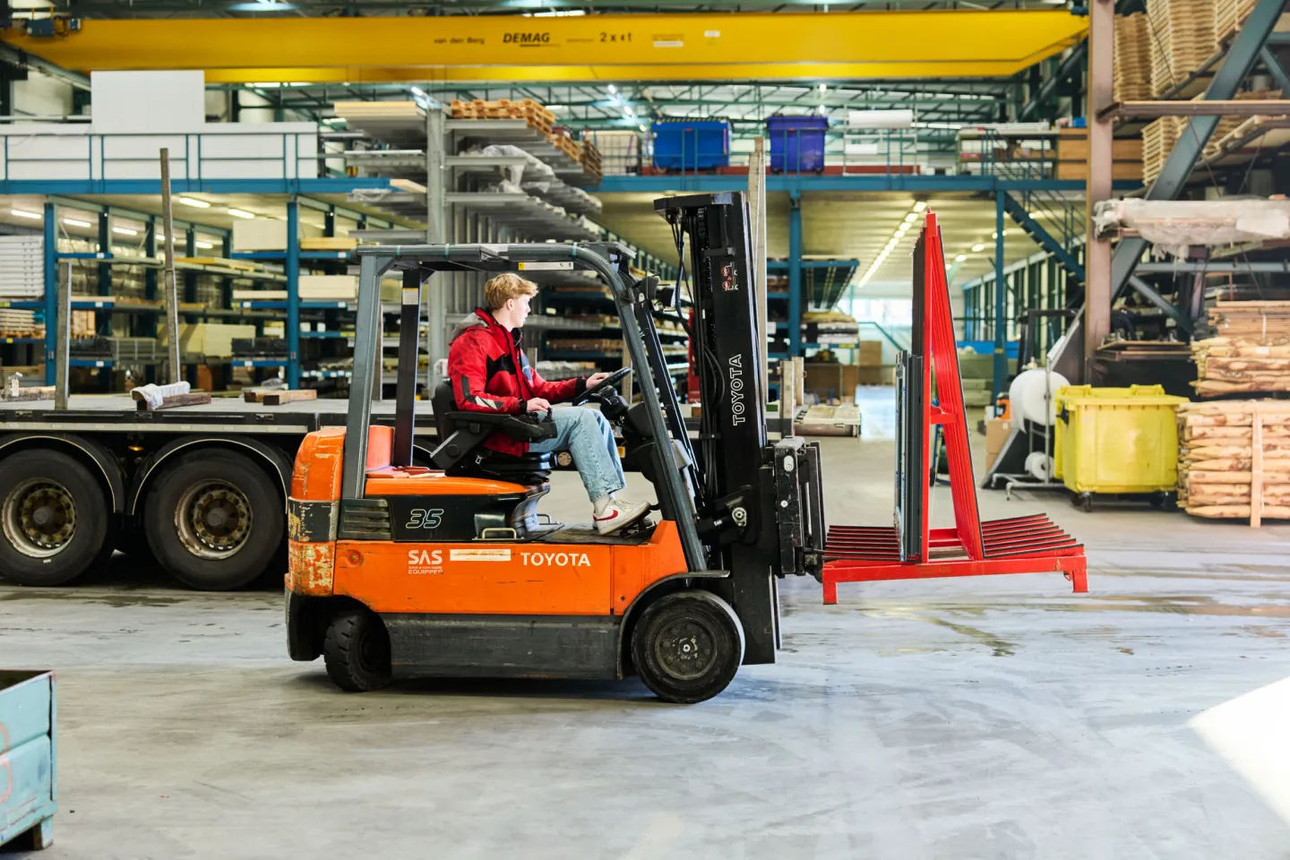 Student Transport bedient heftruck in magazijn